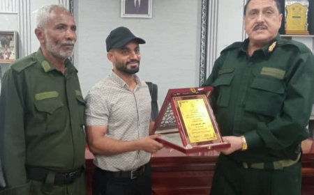 مدير أمن العاصمة عدن يُكرّم مدير عام مديرية صيرة بدرع الشكر والتقدير.
