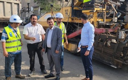 مدير عام الشيخ عثمان يتفقد أعمال فرش الطبقة الإسفلتية لشارع الفنان محمد سعد عبدالله