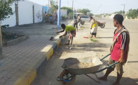 صندوق نظافة زنجبار يباشر بتنظيف البردورات أمام ساحة الشهداء بأبين 