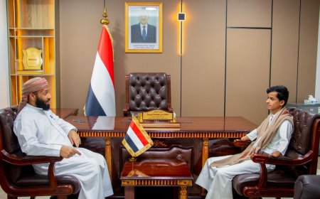 أهداه سلاحه الشخصي وتكفل بحجه.. وزير الأوقاف يستقبل الجريح عبد الواحد الوافي 