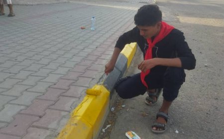 كشافة أبين يبادرون بطلاء البردورات أمام ساحة الشهداء بزنجبار  