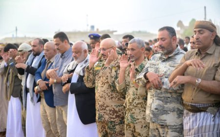 عضو مجلس القيادة طارق صالح يؤدي صلاة العيد مع جموع المواطنين في الخوخة