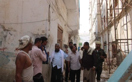 المدير العام لمديرية مدينة المكلا يتفقد سير العمل في تنكيس المبنى السكني المنهار بحي السلام