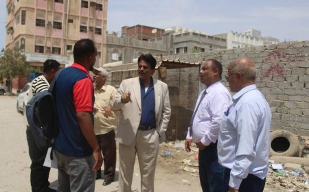 مدير مديرية المكلا ينفذ نزولاً ميدانياً إلى الموقع المخصص لإنشاء وحدة صحية بحي المستقبل بفوه