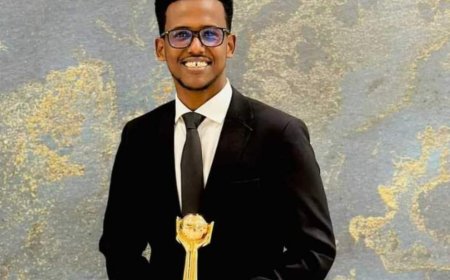 الإعلامي الصوماليلاندي خالد فوديدي يتسلم جائزة أفضل صحفي إفريقي للعام 2023