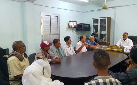 اجتماع لمناقشة سبل تعزيز وتنمية ايرادات مكتب الأشغال العامة بمديرية التواهي .