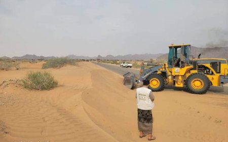 برعاية وزير الأشغال العامة والطرق.. إزاحة الرمال ومخلفات السيول لطريق عتق - بيحان