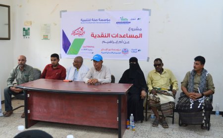 بتمويل مؤسسة صلة للتنمية: مؤسسة نور الإبداع توزع مساعدات نقدية للمكفوفين بزنجبار.