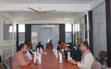 المدير الخليفي يشيد بدعم المحافظ بقطاعي الخدمات العامة والأمن بمدينة عتق 