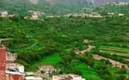 الآن امطار غزيرة على منبع وادي بناء.. وتحذيرات من سيول جارفة