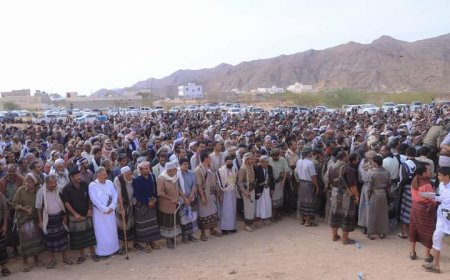 رئيس انتقالي شبوة يشارك في تشييع جثمان الفقيد طالب محمد مهدي السليماني