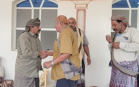 رئيس انتقالي شبوة يؤدي واجب العزاء في وفاة مرافق محافظ شبوة المقدم عوض خميس