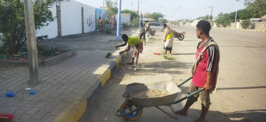 صندوق نظافة زنجبار يباشر بتنظيف البردورات أمام ساحة الشهداء بأبين 