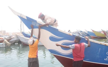 قوات خفر السواحل بحضرموت تبدأ مرحلة ترقيم قوارب الصيد التقليدي بقطاع الشحر
