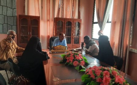 مدير عام زنجبار يناقش مع مدير عام صندوق النظافة والتحسين بالمحافظة تنفيذ حملات نظافة بالمدينة