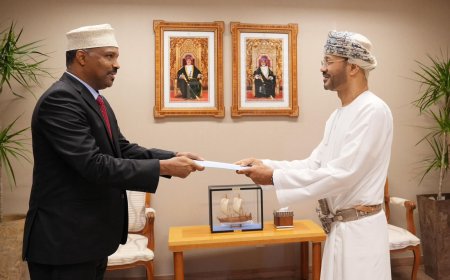 اللواء أحمد محمد قحطان يهنئ السفير / بشير حسين حاجي آل عفرار بمناسبة اعتماده سفيراّ للصومال لدى سلطنة عمان 