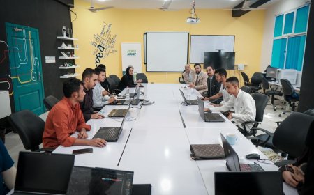 وكيل العاصمة عدن يتفقد مشروع الورشة لتحويل الأفكار الإبداعية إلى واقع ملموس