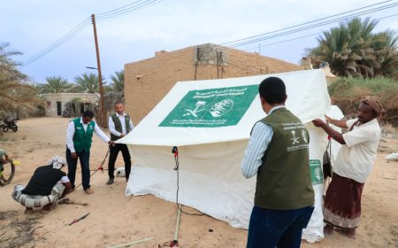 مركز الملك سلمان للإغاثة يوزع مساعدات إيوائية طارئة للأسر المتضررة جراء حريق اندلع بمخيم النازحين بسيئون