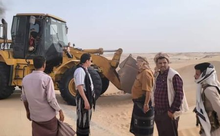 وكيل محافظة شبوة يتفقد أعمال إزاحة الرمال المتحركة من الطريق الدولي عتق- المكلا بمنطقة النشيمة رضوم