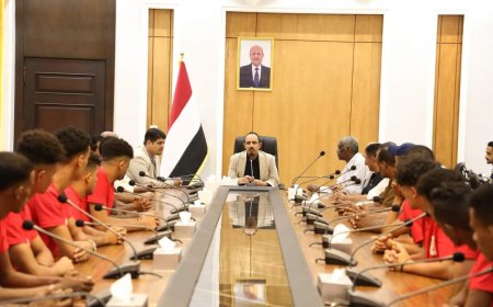 تكريمٌ لمحافظ حضرموت من قيادة اتحاد السلة ومنتخبنا الوطني للشباب لرعايته لمعسكر المنتخب بالمكلا