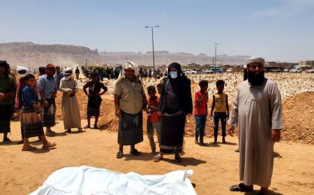 بتوجيهات محافظ شبوة وبحضور الوكيل عبدالقوي لمروق.. دفن خمس جثث من ثلاجة الموتى في شبوة