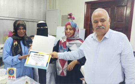 مدير عام الصحة بعدن يكرم الموظفين المبرزين في مستشفى الشعب سابقآ بصيرة