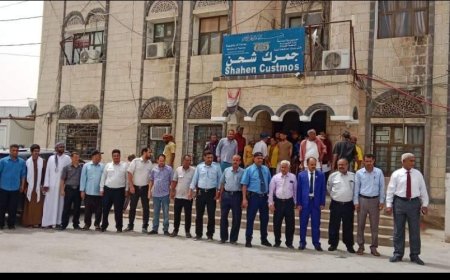 فريق من مصلحة الجمارك يطلع على سير العمل في جمرك شحن