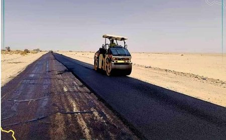 شبوة: الفرق الفنية لشركة يبيب الحارثي تواصل أعمال  إعادة تاهيل الطريق الدولي عتق- العبر المقطع الرابع