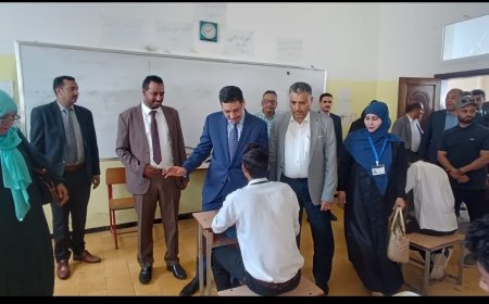 رئيس الوزراء يتفقد سير الامتحانات بثانويتي البيحاني وباكثير بالعاصمة عدن