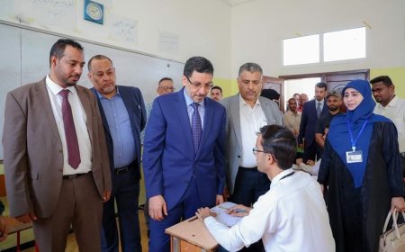 رئيس الوزراء يتفقد سير امتحانات الثانوية العامة في عدن
