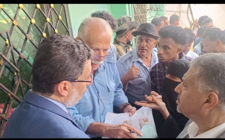 رئيس الوزراء يتابع في زيارة مفاجئة لجوازات كريتر مستوى تنفيذ التوجيهات بتسهيل معاملات المواطنين