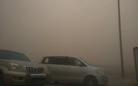 عاصفة ترابية كثيفة تجتاح مخيم النازحين في الجفينة بمحافظة مأرب