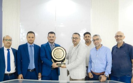 تكريم بنك اليمن الكويت من قبل الشركة المنفذة لمشروع الطاقة الشمسية