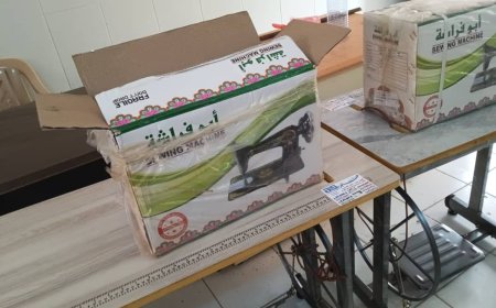 إدارة محو الأمية بالمعلا تستلم معدات تدريب الخياطة والكوافير لتدريب الدارسات