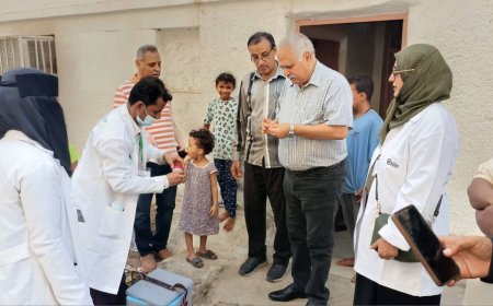 مدير عام مكتب الصحة بعدن يتفقد سير تنفيذ حملة التحصين ضد شلل الأطفال بالمديريات 