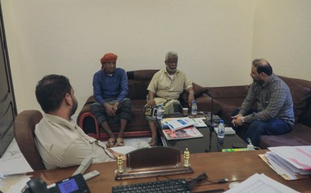 مدير عام مديرية ميفعة يلتقي مدير البرامج والمشاريع في ائتلاف الخير للإغاثة الإنسانية بالمكلا