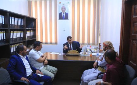 الوكيل عايض يطلع على مستوى سير العمل لمكتب الصناعة والتجارة بمديرية المدينة محافظة مأرب