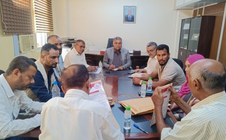 معاون يترأس اجتماع لجنة فتح المظاريف  بالعاصمة عدن