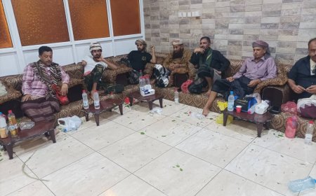 رئيس انتقالي أبين يؤدي واجب العزاء لأسرة الشهيد عبد العليم الرضامي بالعاصمة عدن.