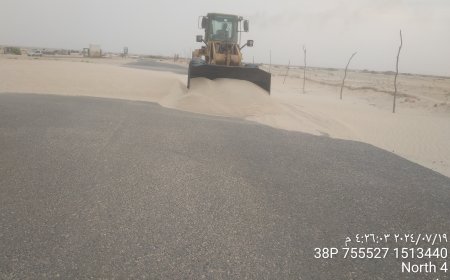 المؤسسة العامة للطرق والجسور بشبوة تواصل عملها في إزاحة الرمال عن الطريق الدولي الساحلي بعرقة والنشيمة رضوم