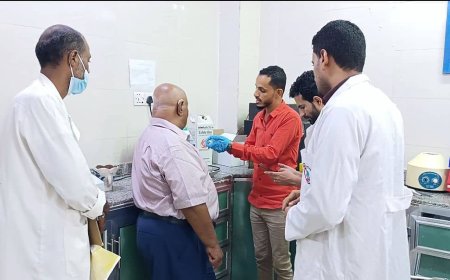 مدير عام مستشفى الصداقة بعدن يتفقد سير انتظام الخدمة الطبية المقدمة للمواطنين 