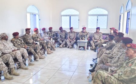 قائد محور ابين العملياتي يشدد على تضافر الجهود والانضباط الصارم