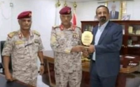 رئاسة هيئة الأركان العامة تمنح وكيل شئون الشهداء والجرحى درع تكريمي 