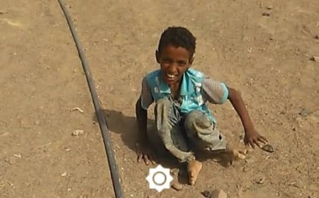 والد طفل معاق يناشد فاعلي الخير وأهل القلوب الرحيمة بمساعدته في علاج طفله 