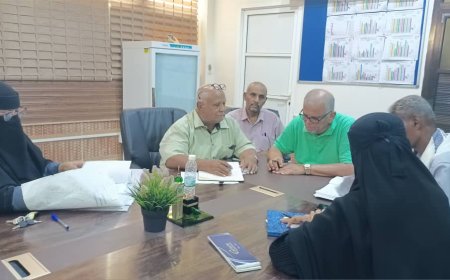 حيدرة يعقد إجتماعاً استثنائياً مع الإدارة المالية لمستشفى الصداقة بعدن