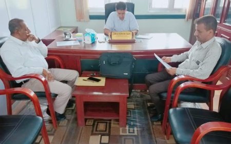 رئيس جهاز محو الأمية بالجمهورية يناقش الآليات المقترحة لصرف العقود لمنتسبي الجهاز