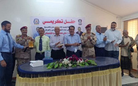 اكاديميو جامعتي عدن ولحج يكرمون الدكتور علي محمد قاسم القحطاني بدرع الوفاء وسيارة ( باص فوكسي )