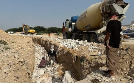 بدء العمل في مشروع وضع الأساسيات الخرسانية لطريق الفقيد (أحمد عيسى أبو جلال) بمديرية الغيضة