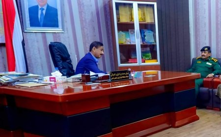 محافظ شبوة يناقش مع مدير عام شرطة المحافظة الاجراءات اللازمة بشأن تدفق المهاجرين غير الشرعيين
