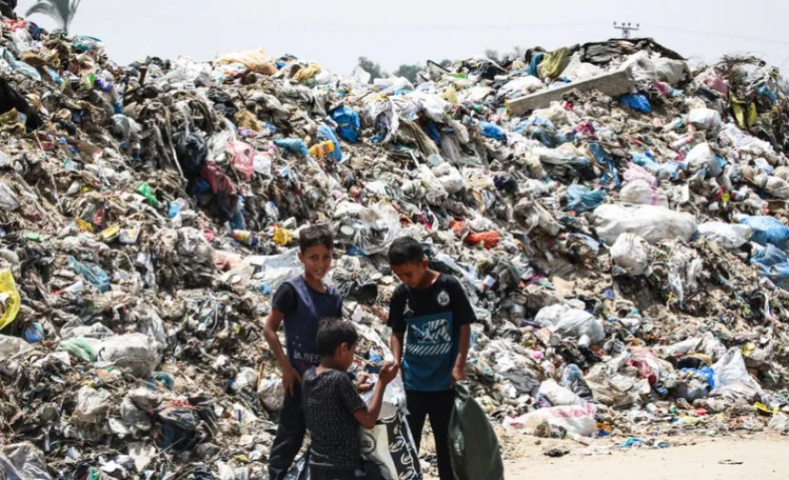 الأونروا: أطنان النفايات تُحاصر النازحين وسط غزة